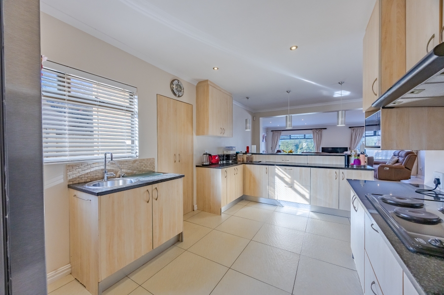 4 Bedroom Property for Sale in Flamingo Vlei Western Cape